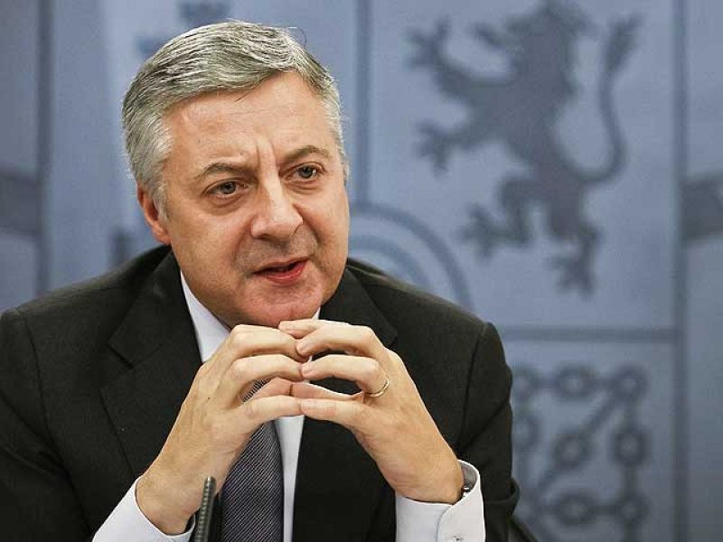 Blanco califica de "auténtica falsedad" las acusaciones, y el PP pide su comparecencia