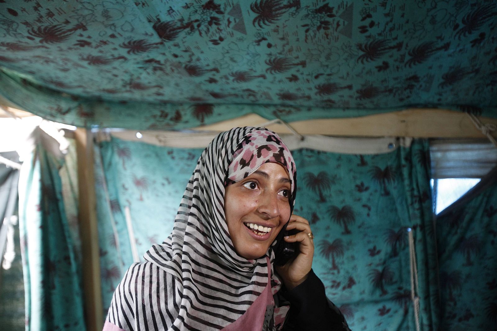 La activista yemení Tawakul Karman sonríe al enterarse de que ha sido galardonada con el Premio Nobel de la Paz 2011, en su tienda de campaña en Saná.