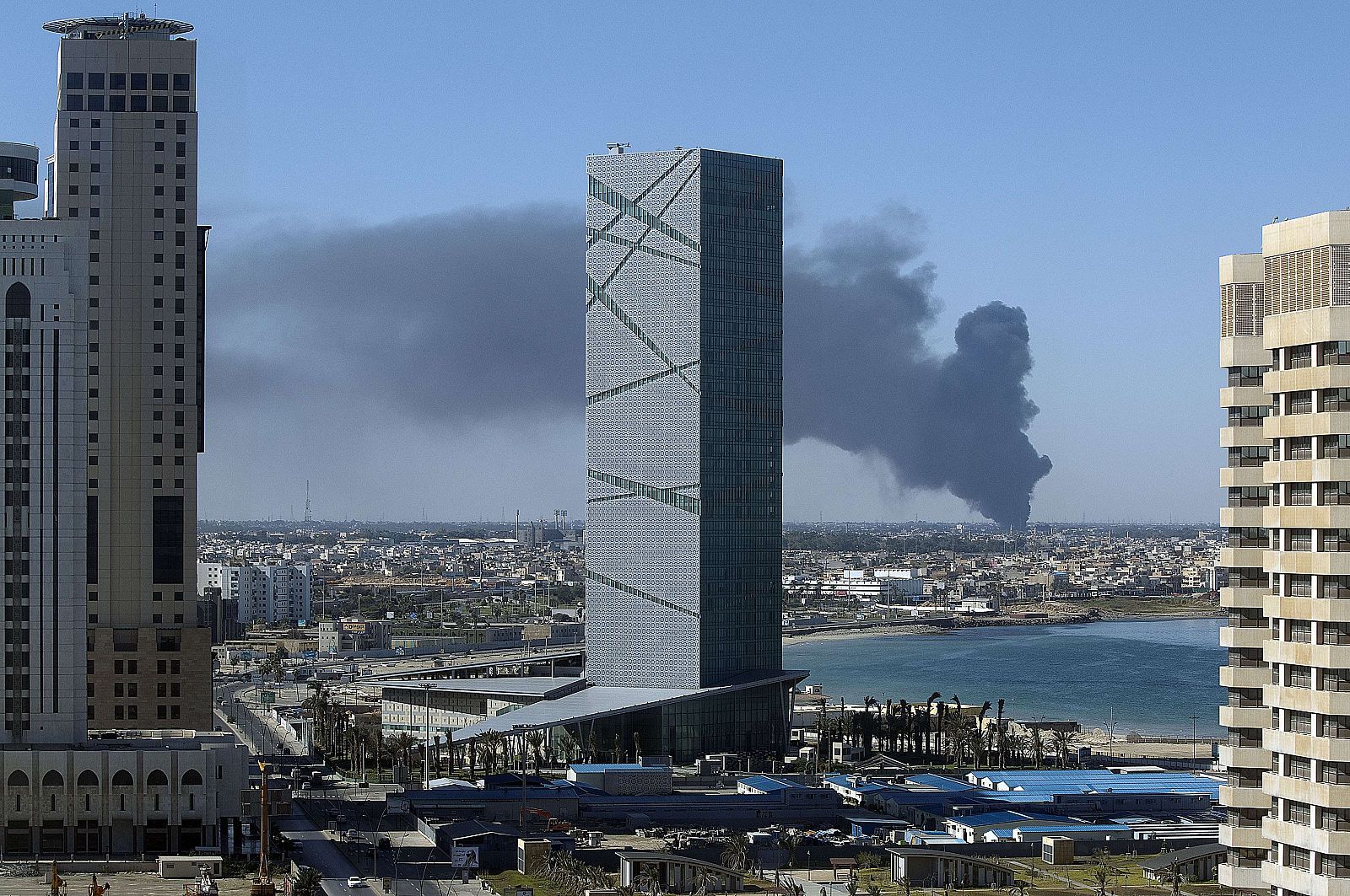 Una columna de humo se eleva sobre Trípoli, la capital libia, tras los últimos enfrentamientos entre partidarios de Gadafi y las fuerzas del Gobierno.