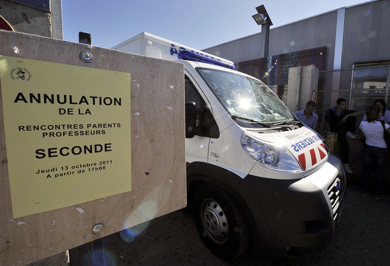 Una ambulancia sale del centro francés en el que han transcurrido los hechos