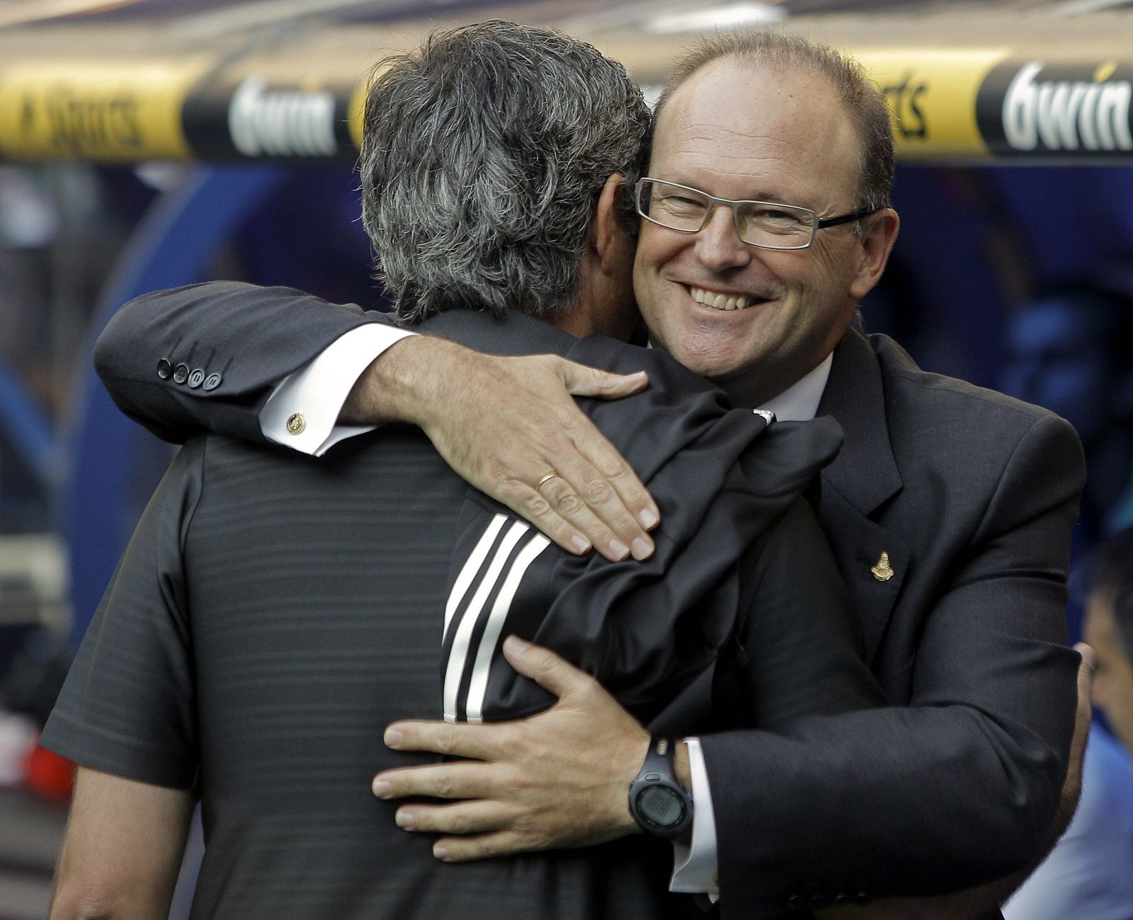 El entrenador portugués del Real Madrid, José Mourinho (i), saluda al entrenador del Real Betis, Pepe Mel.