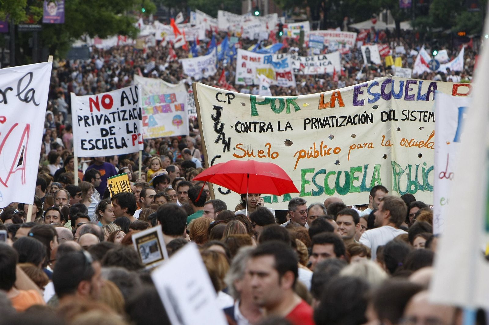 Miles de profesores salen a la calle en madrid en defensa de la enseñanaza pública