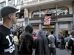 'Indignados' de Madrid y Barcelona ocupan un hotel y un edificio edificio
