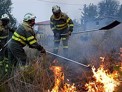 Dos grandes incendios activos en el Macizo Central Ourense superan las 1.600 hectáreas