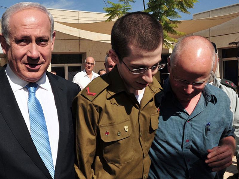 Israel recibe con emoción la vuelta a casa de su "hijo" Shalit tras cinco años de secuestro
