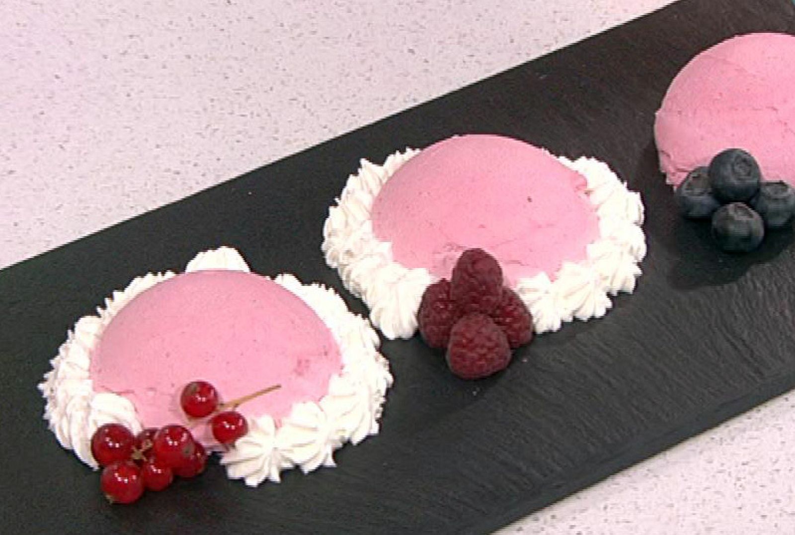 Pastel semifrío de frutos rojos