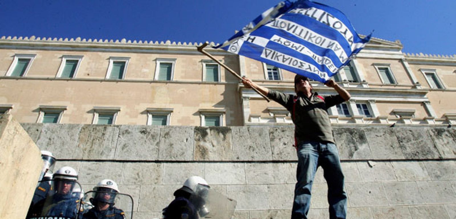 Un manifestante con la bandera griega en una protesta contra las medidas de austeridad