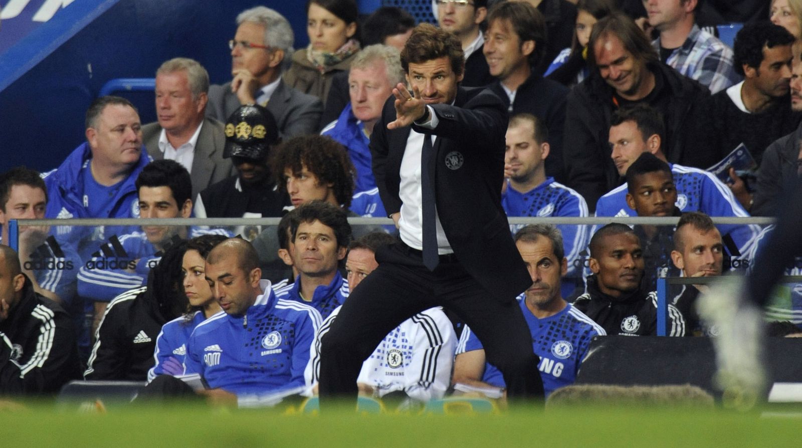 El técnico del Chelsea, Villas-Boas, da órdenes a los suyos durante un partido de Champions.