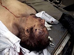 La OTAN hirió a Gadafi y los rebeldes le remataron