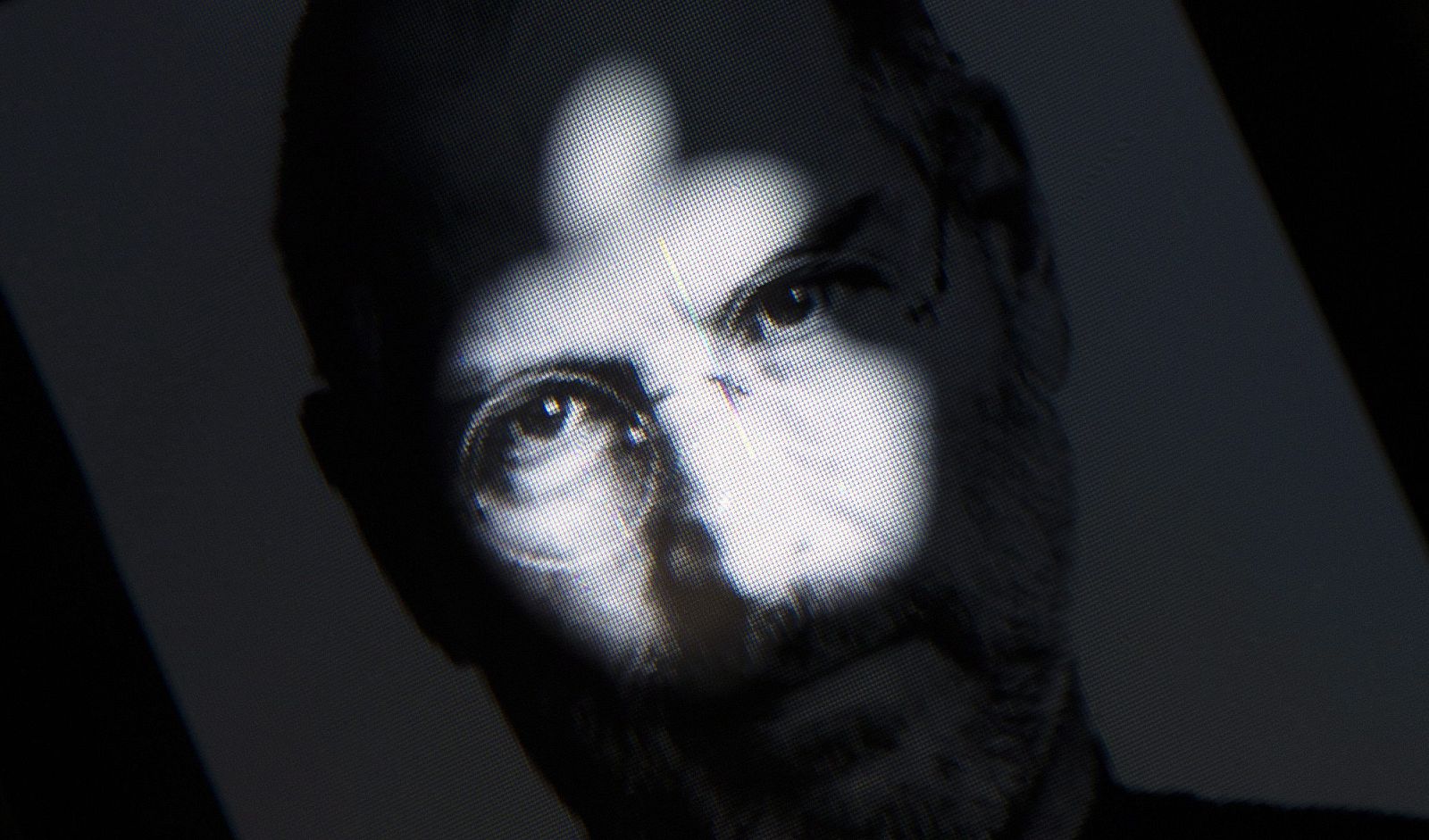 APPLE.COM ILUSTRA SU PÁGINA DE INICIO CON UNA FOTOGRAFÍA DE STEVE JOBS, FALLECIDO AYER POR UN CÁNCER DE PÁNCREAS