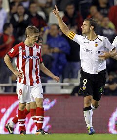 Soldado rescata al Valencia ante el Athletic y el Betis no levanta cabeza