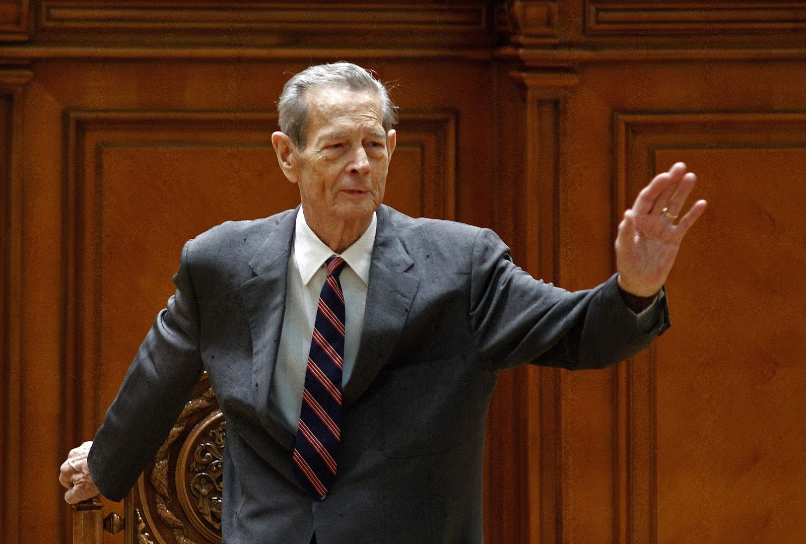 Miguel I de Rumanía se levanta de su asiento tras su discurso ante el Parlamento