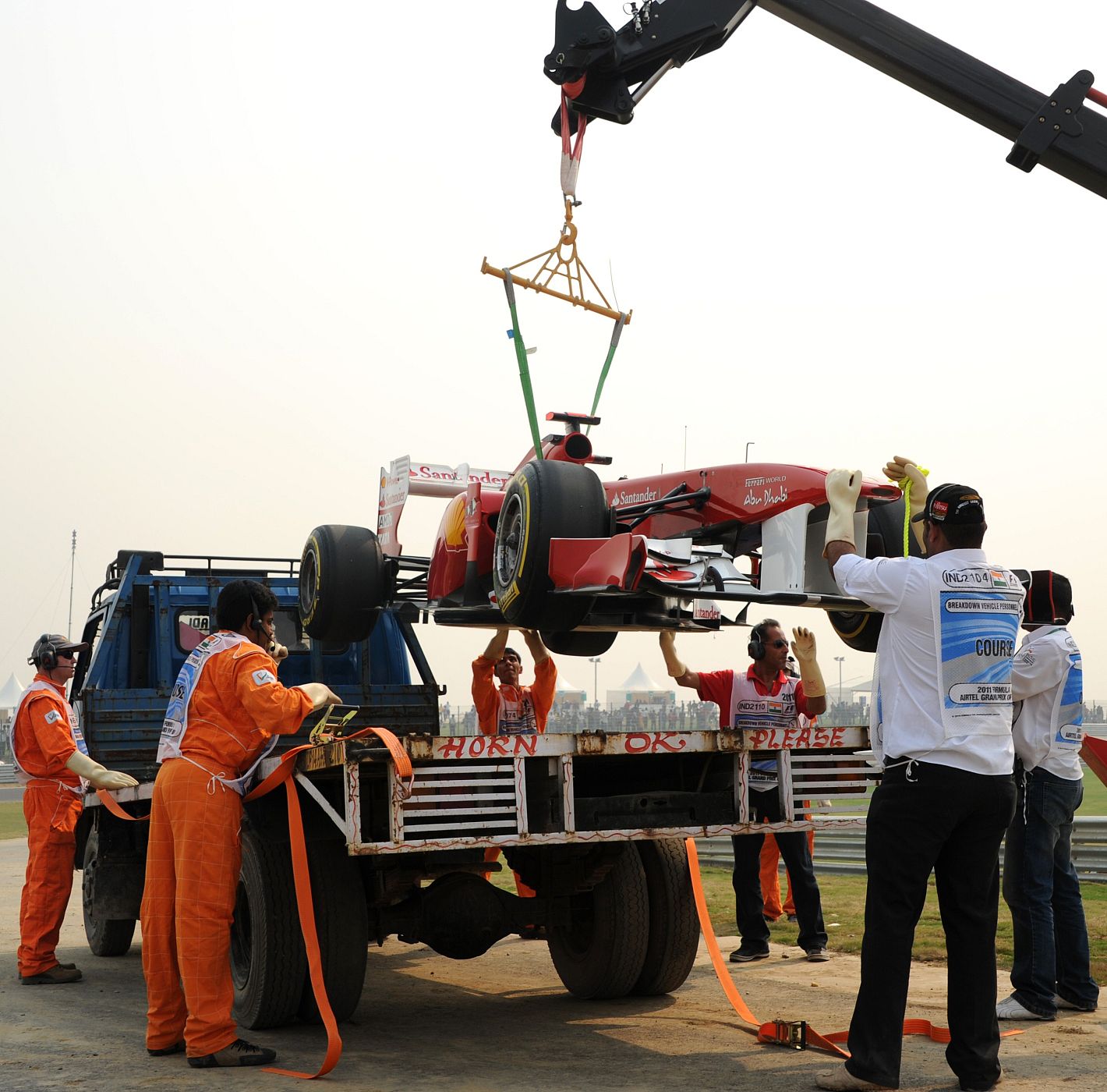 Fernando Alonso tuvo problemas con su motor y vio cómo la grúa se llevaba su Ferrari