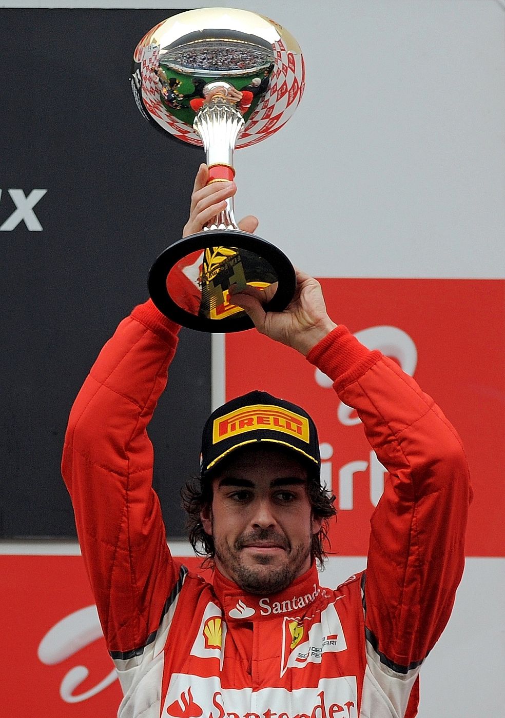 Alonso celebra su tercer puesto en el podio del GP de India.