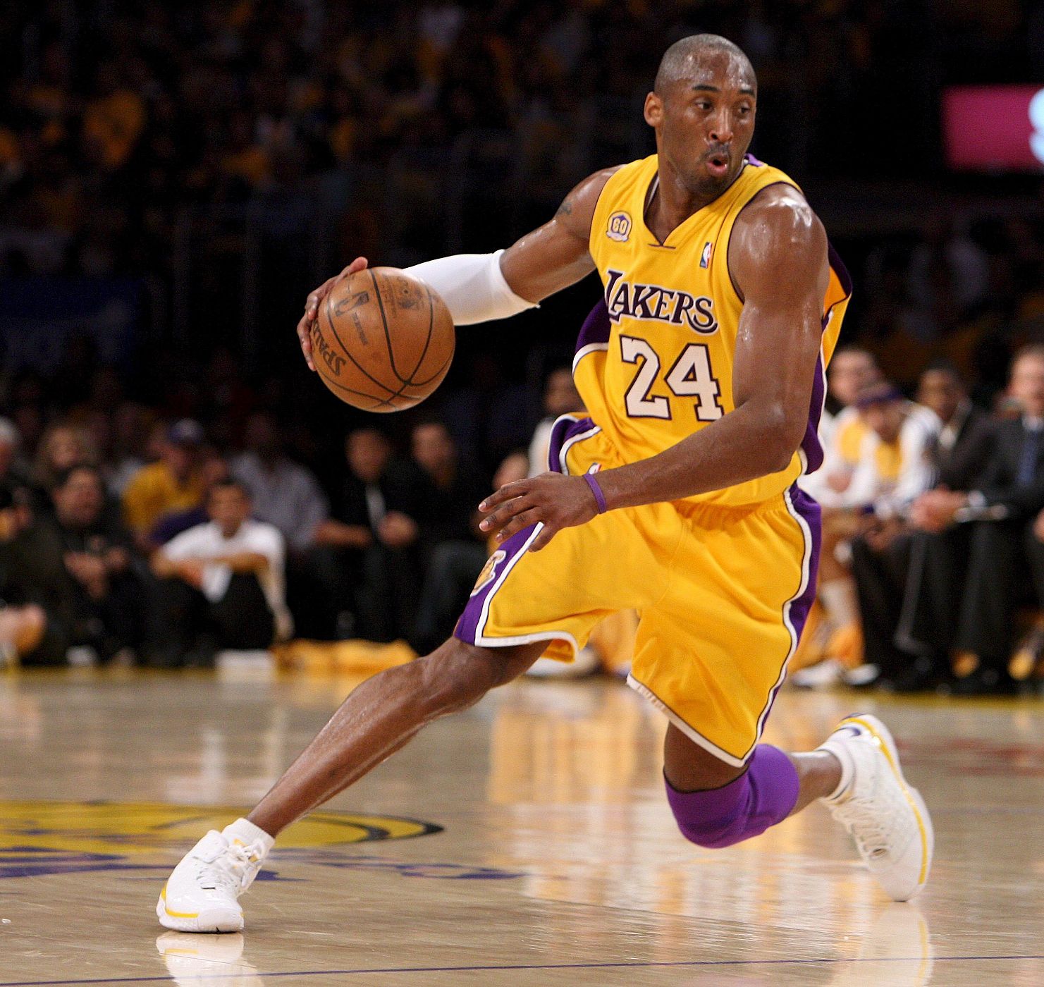 Bryant tira de los Lakers