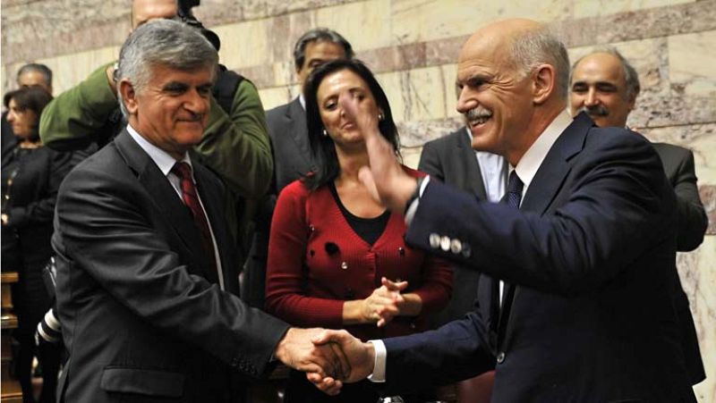 Papandréu acepta un Gobierno de unidad, pero la oposición insiste en que dimita