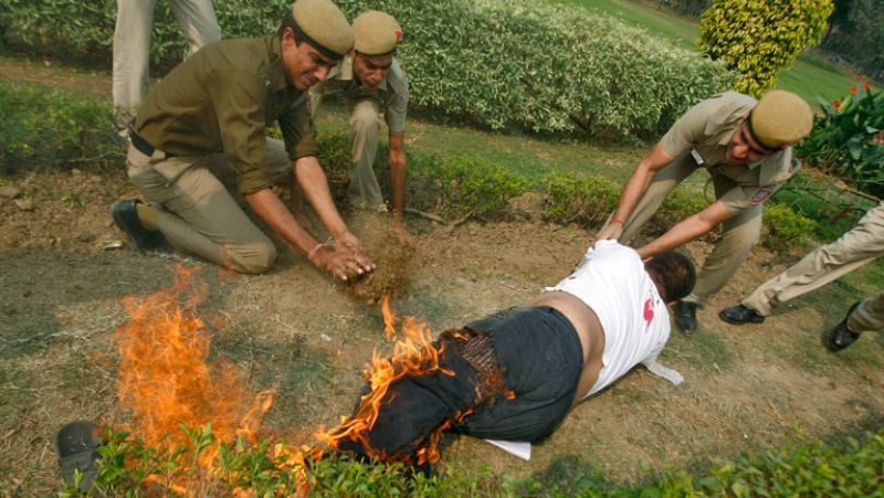 Un exiliado tibetano intenta prenderse fuego frente a la embajada de China en Nueva Delhi 