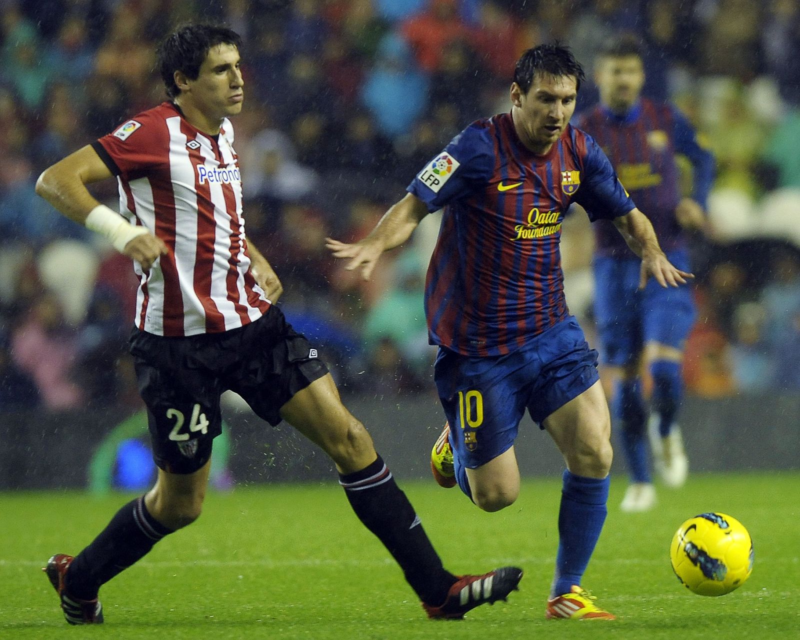 Barcelona's Lionel Mess and Athletic Bilbao's Javi Martinez fight for the ball during their Spanish first division soccer match at San Mames stadium in Bilbao