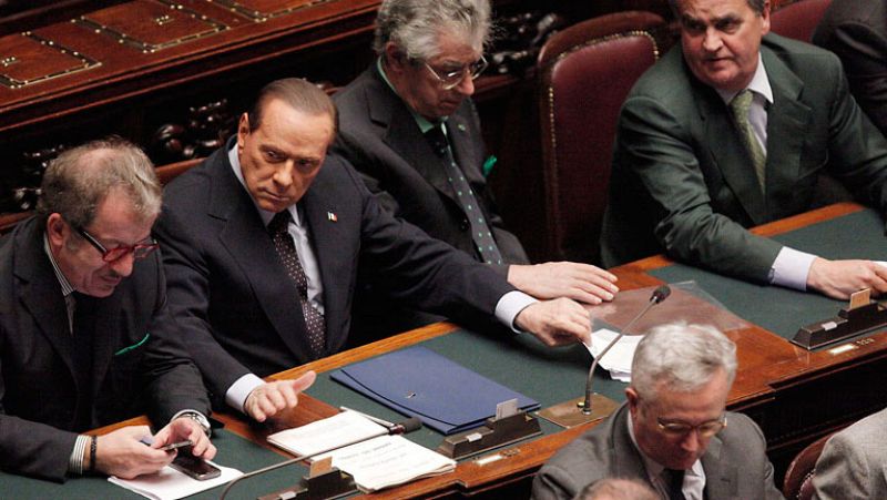 Berlusconi pierde la mayoría absoluta en el Parlamento tras ser "traicionado" por los suyos