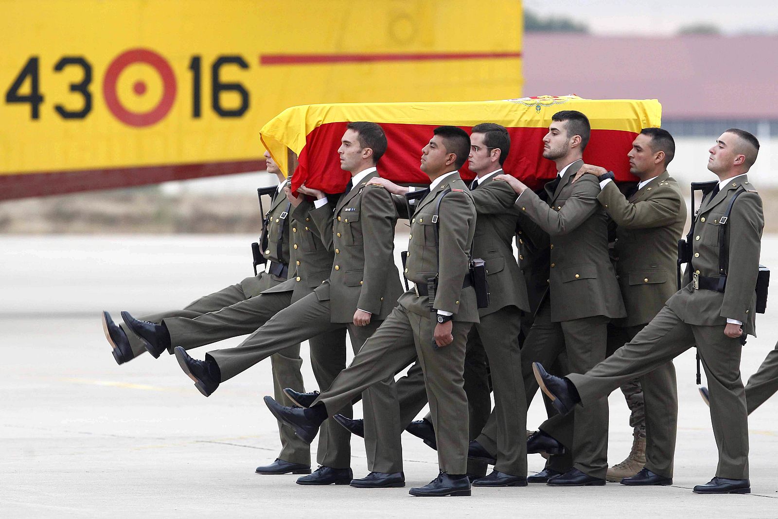 Llegada de los restos del sargento Joaquin Moya Espejo a la Base Aérea de Torrejón