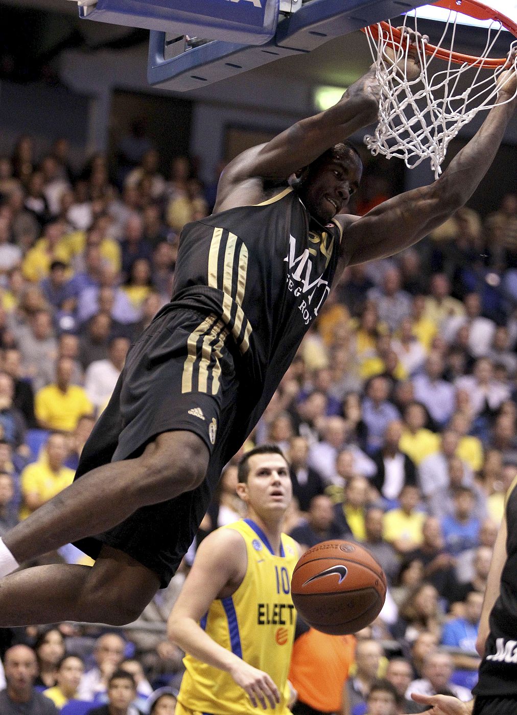El pivot del Real Madrid, Serge Ibaka, machaca el aro en el último partido de Euroliga.