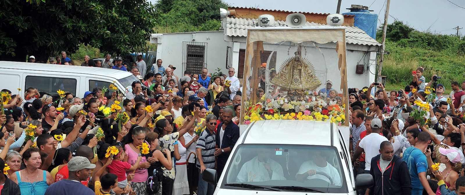 La imagen de la Virgen de la Caridad del Cobre, patrona de Cuba, llegga a Baracoa, cerca de La Habana, el 6 de noviembre