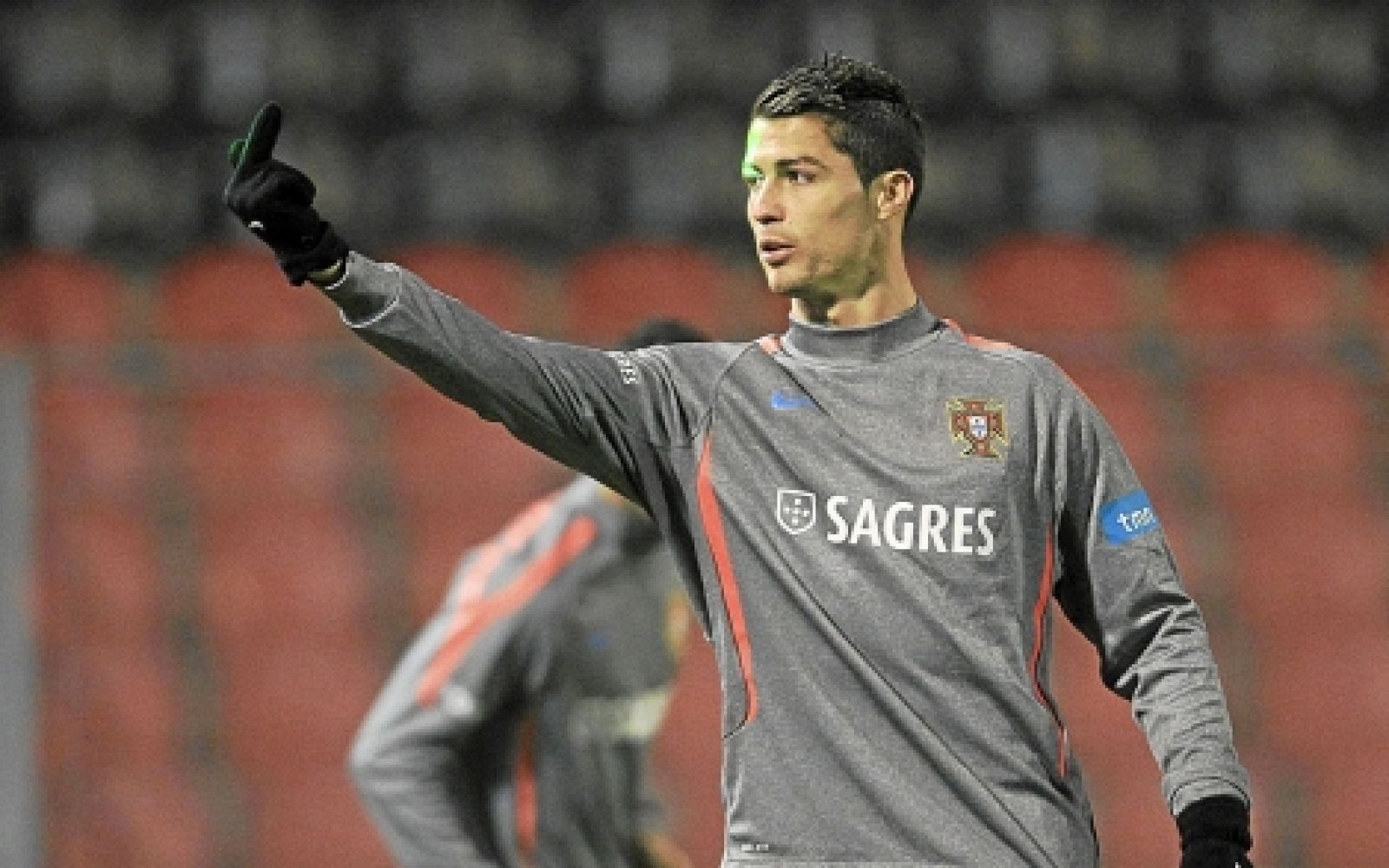 Cristiano dedica una peineta a la hinchada de Bosnia que le incordiaba con un puntero láser.
