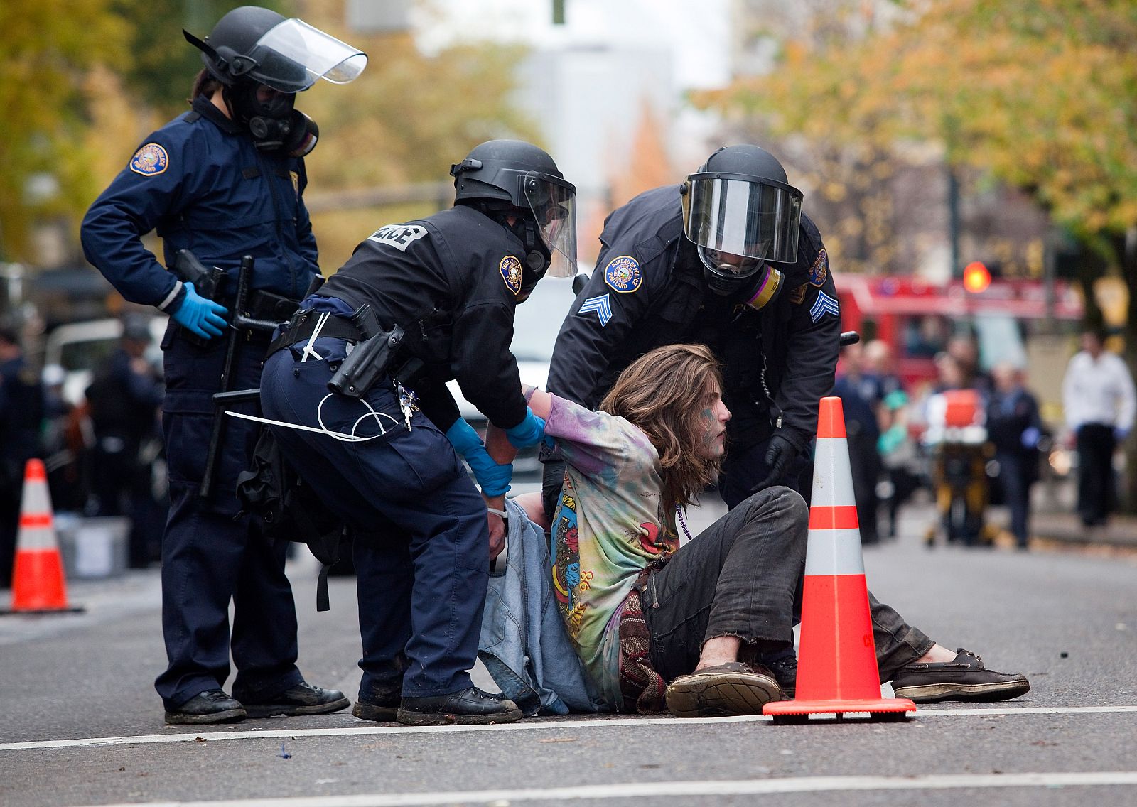 Agentes de policía detienen a uno de los indignados del campamento de Portland