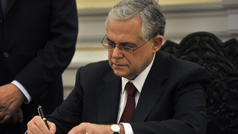 Papadimos presenta su programa de trabajo y Samarás dice que no apoyará nuevos ajustes