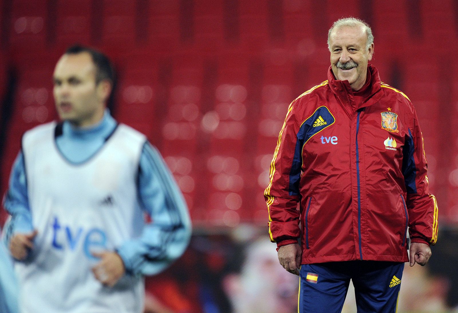 El seleccionador español, Vicente del Bosque, durante el entrenamiento de la 'Roja'.