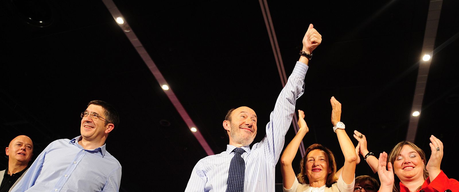 Alfredo Pérez Rubalcaba, con Patxi López y el exalcalde socialista de San Sebastián Odón Elorza, en el mitin de este martes en Barakaldo.