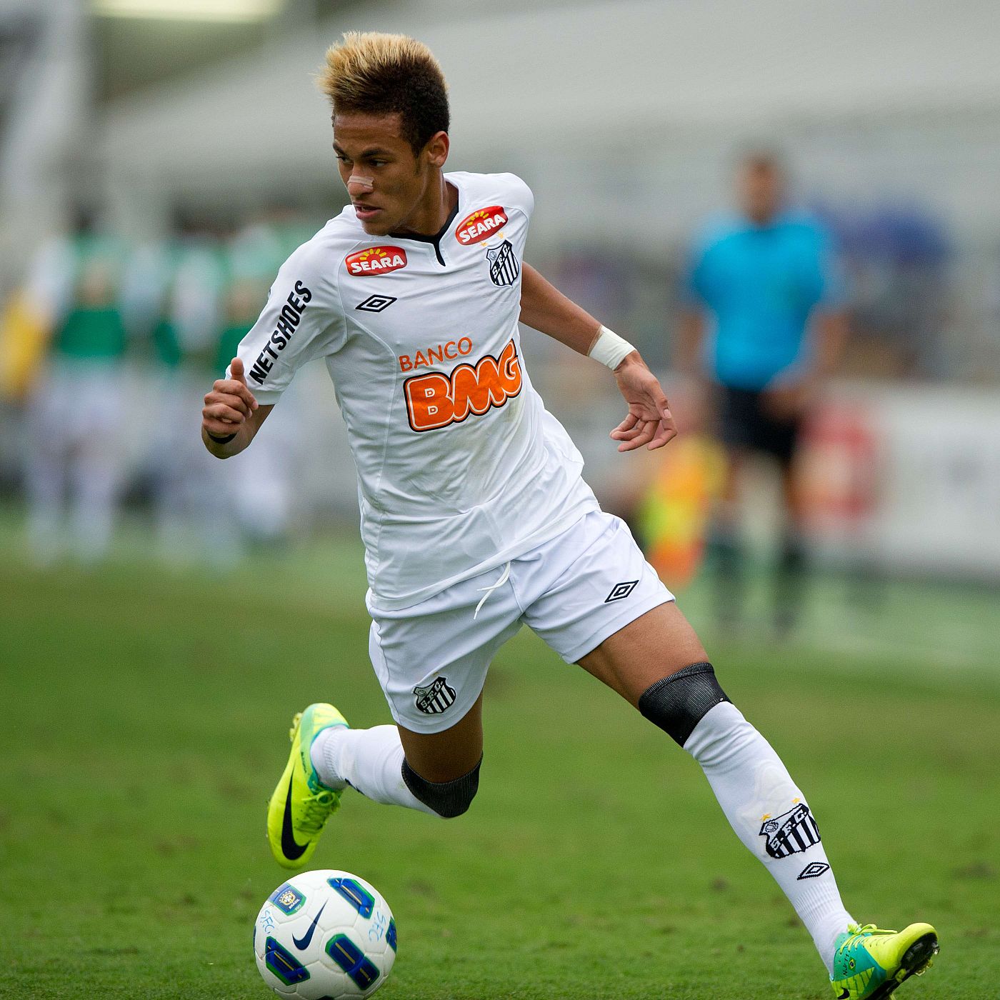 El futbolista del Santos Neymar durante un partido de la liga brasileña.