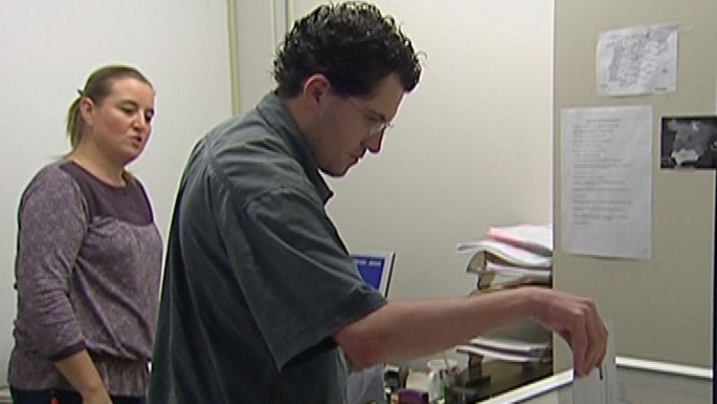 Último día para enviar el voto por correo: "A estas horas aún no sé si voy a poder votar"