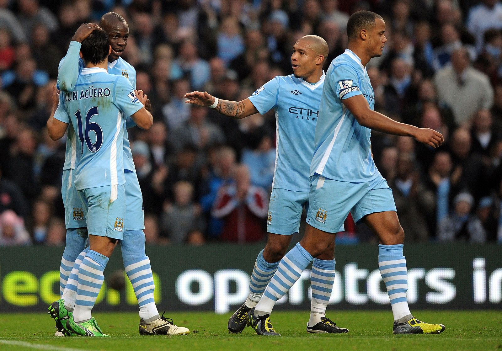 Los jugadores del City celebran el primer gol de Balotelli.