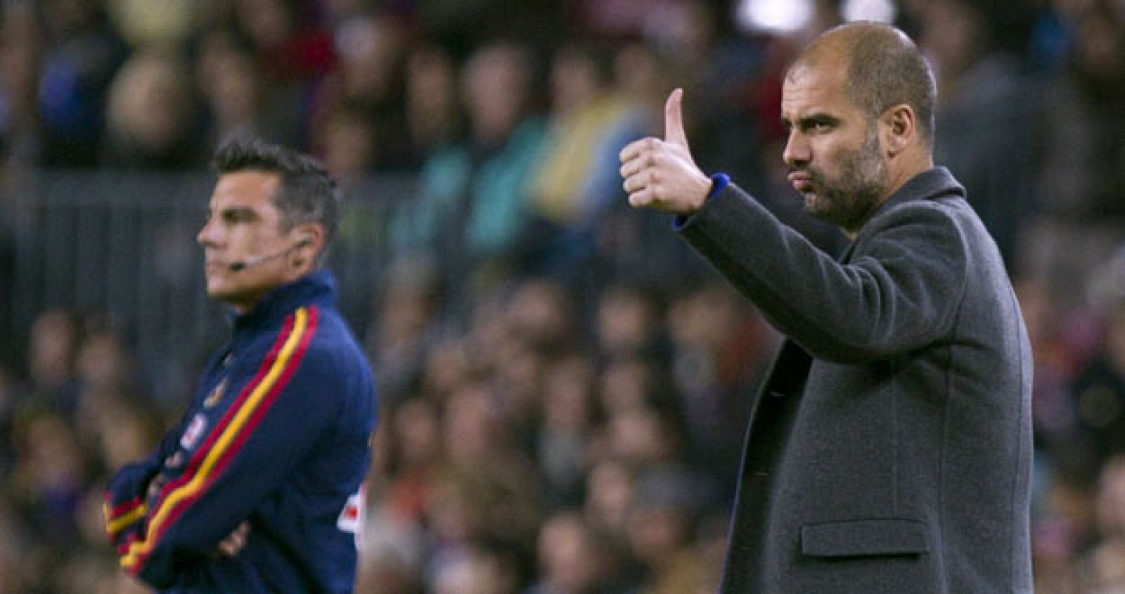 El entrenador del FC Barcelona, Pep Guardiola, realiza un gesto durante el encuentro frente al Real Zaragoza