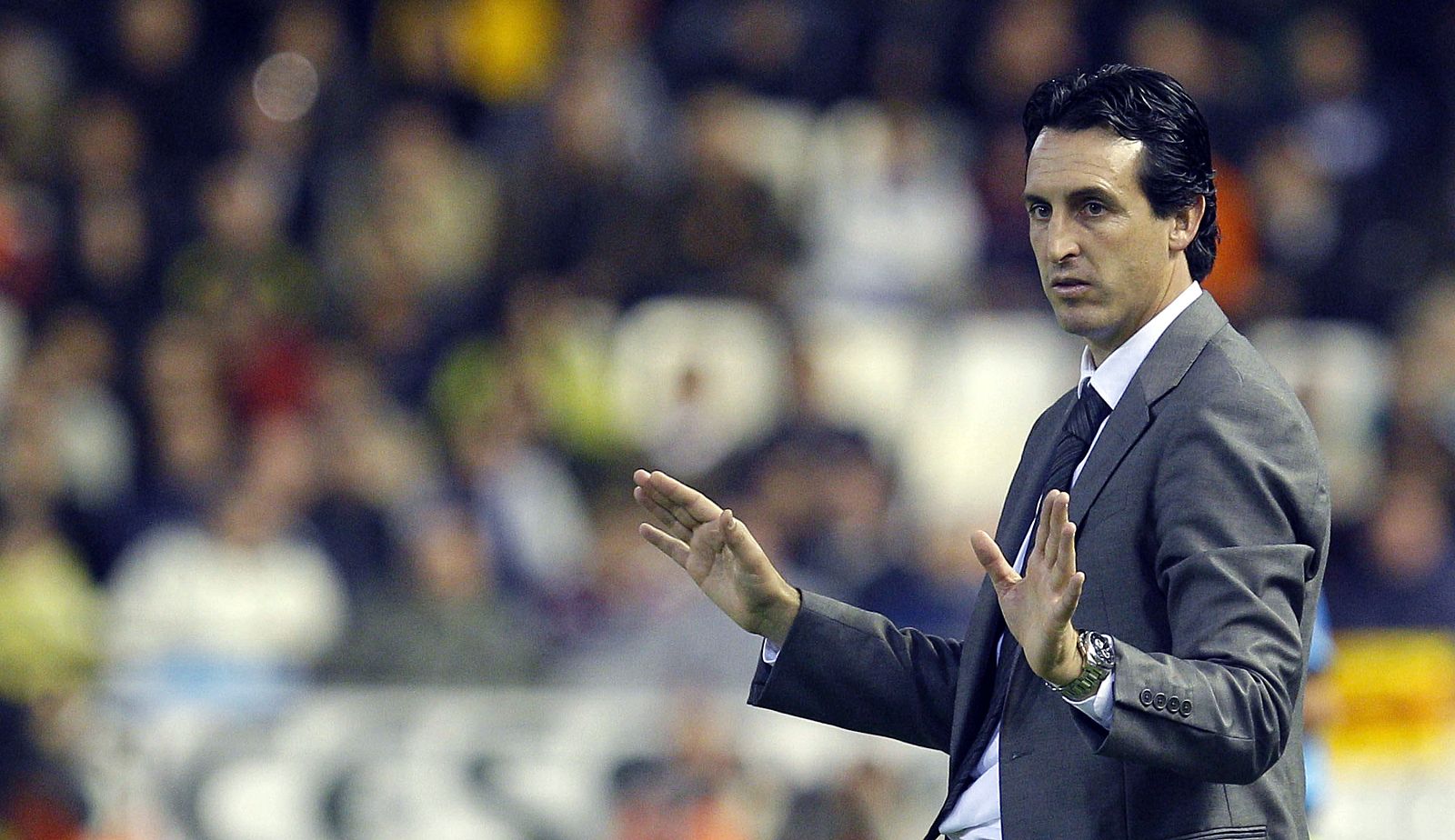Emery da instrucciones a sus futbolistas durante el partido frente al Real Madrid.
