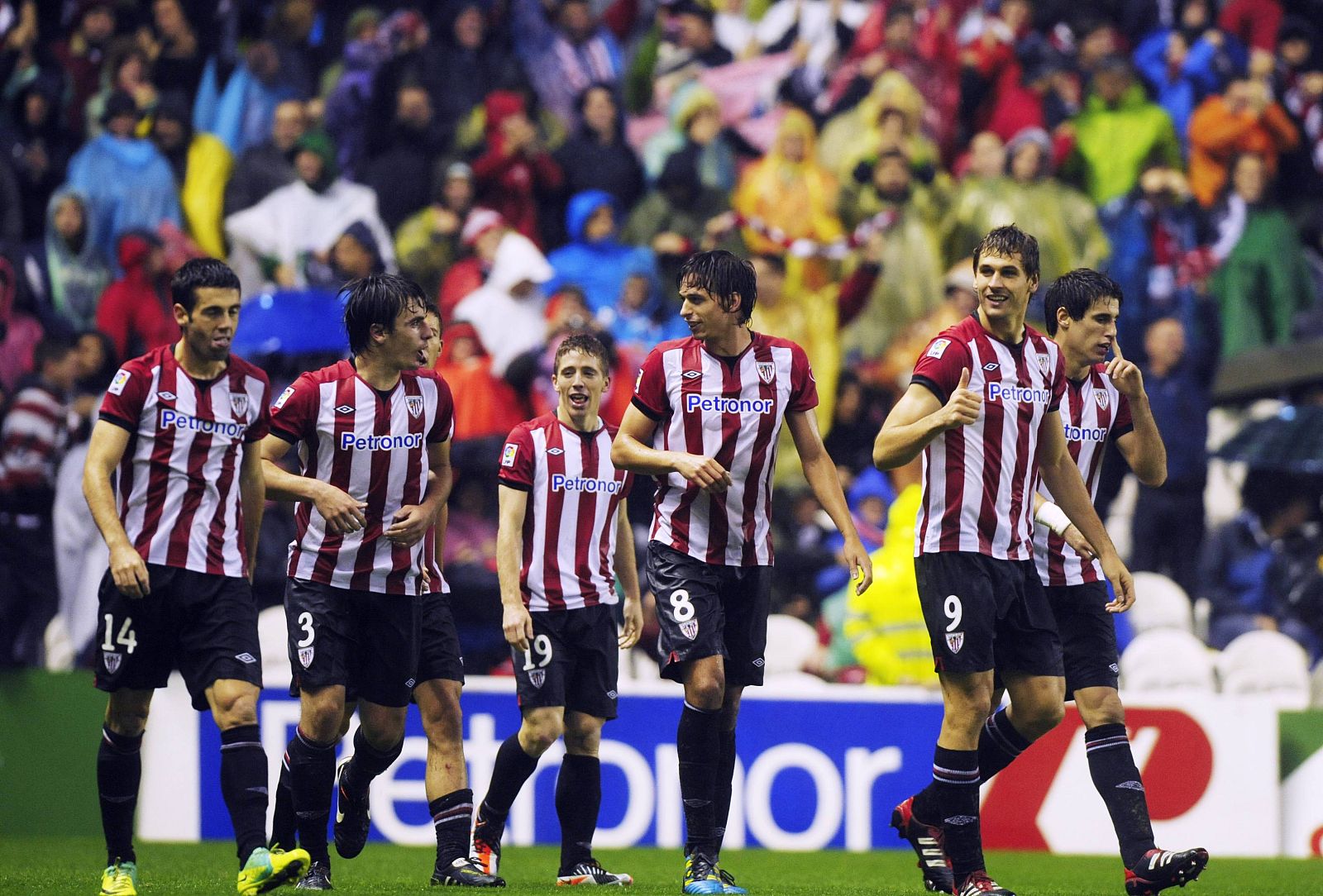 Los jugadores del Athletic de Bilbao, durante el partido ante el Barcelona en San Mamés.
