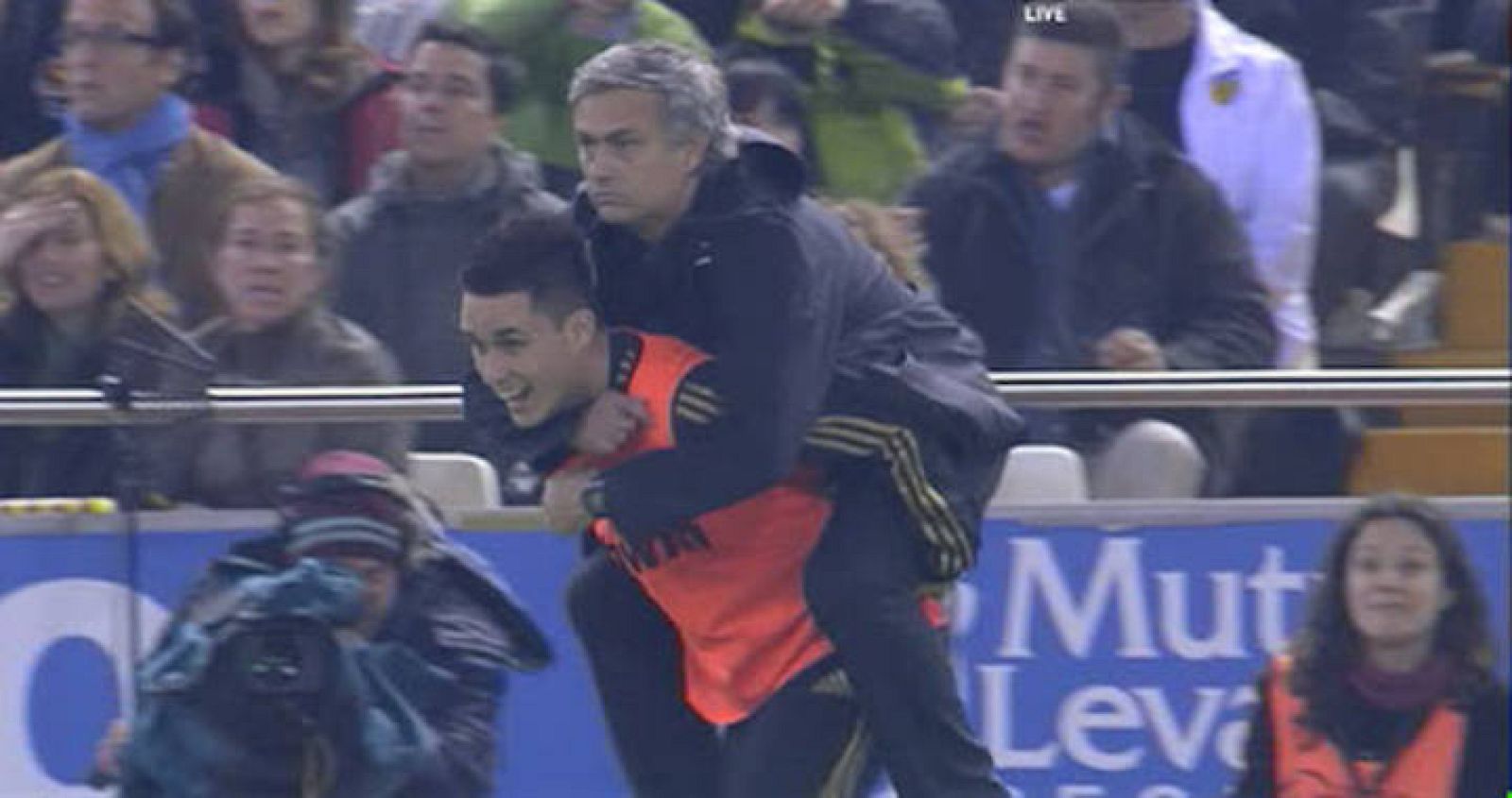 Imagenes captadas por las cámaras de televisión cuando José Mourinho se subió a caballito sobre Callejón para celebrar el tercer gol.