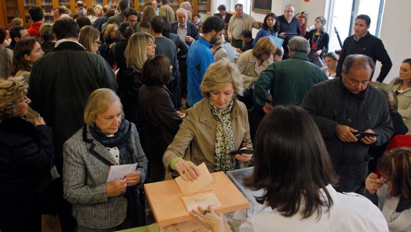 Abucheos a Zapatero, un vocal ebrio y un pueblo que vota en 15 minutos, anécdotas de la jornada