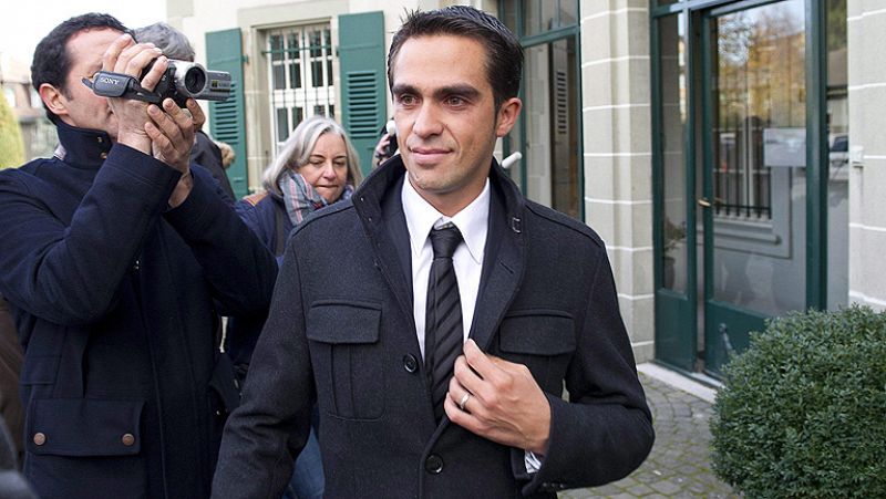 Contador cruza la meta de Lausana