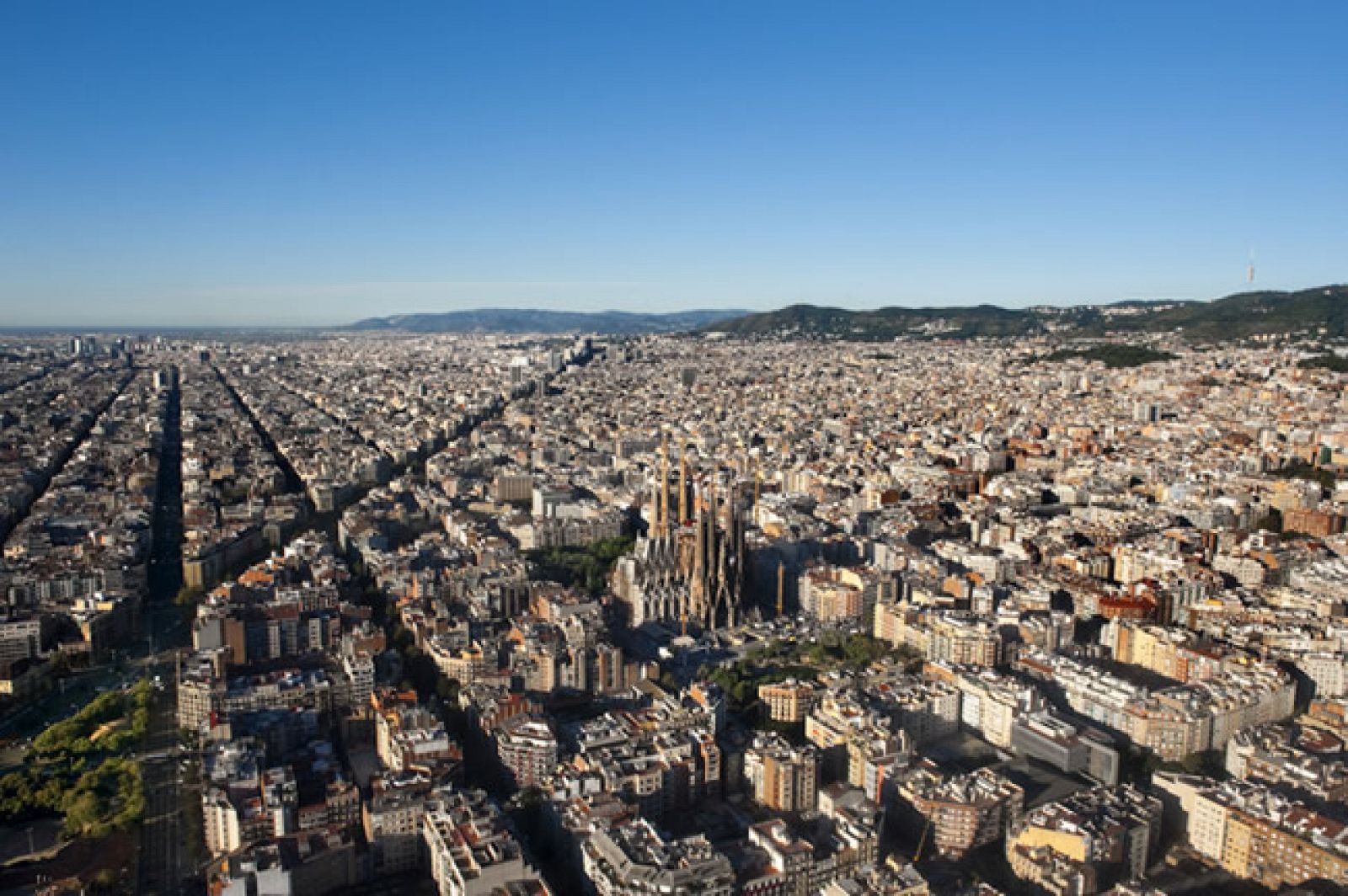 Panorámica de Barcelona con la Sagrada Familia en el centro