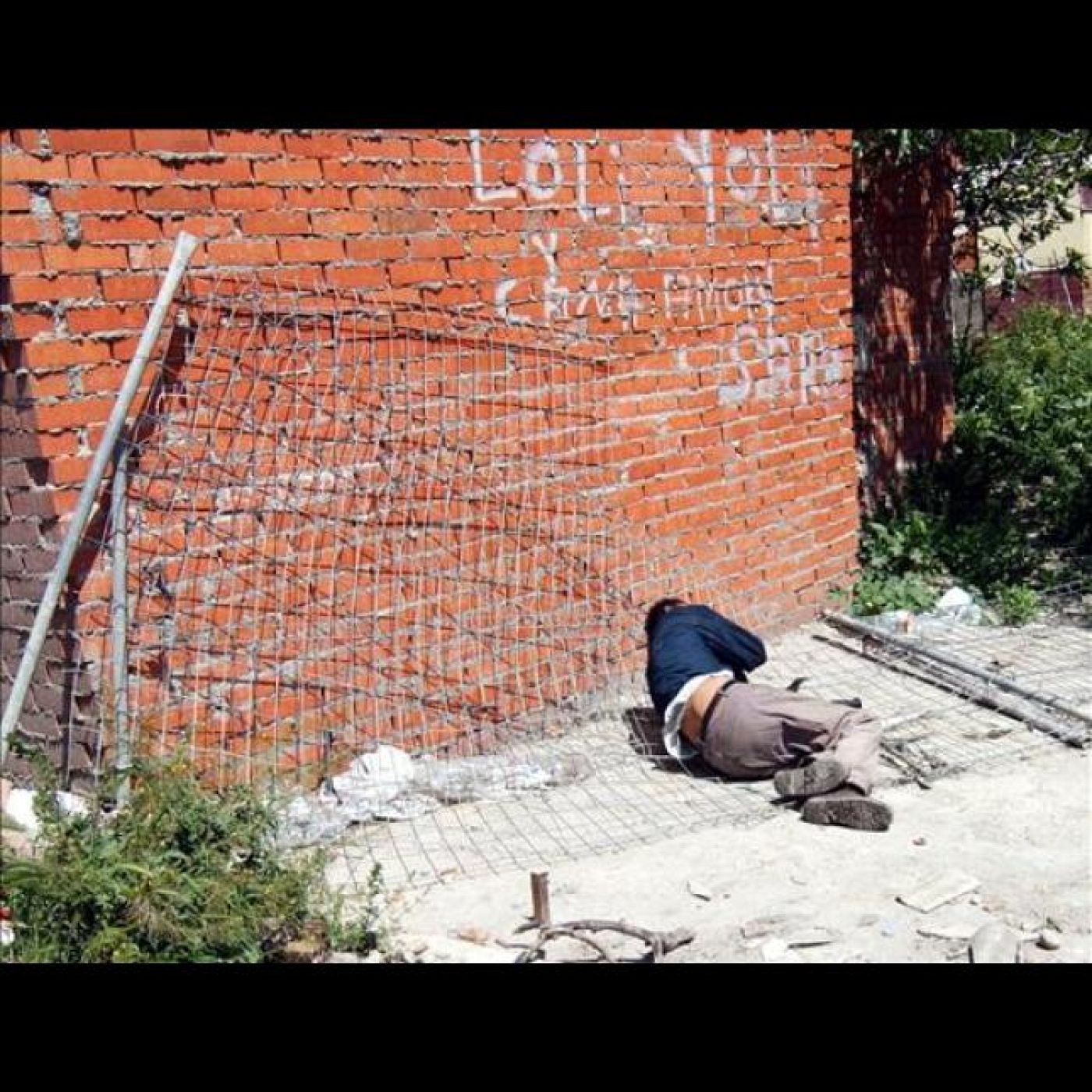 Un drogodependiente, en el poblado de Las Barranquillas.