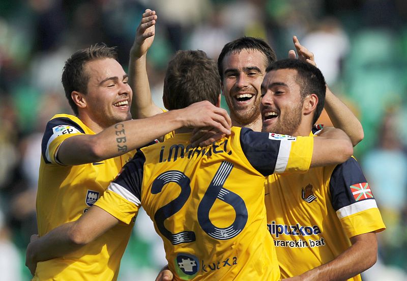 Un golazo de Íñigo Martínez le devuelve la alegría a la Real (2-3)