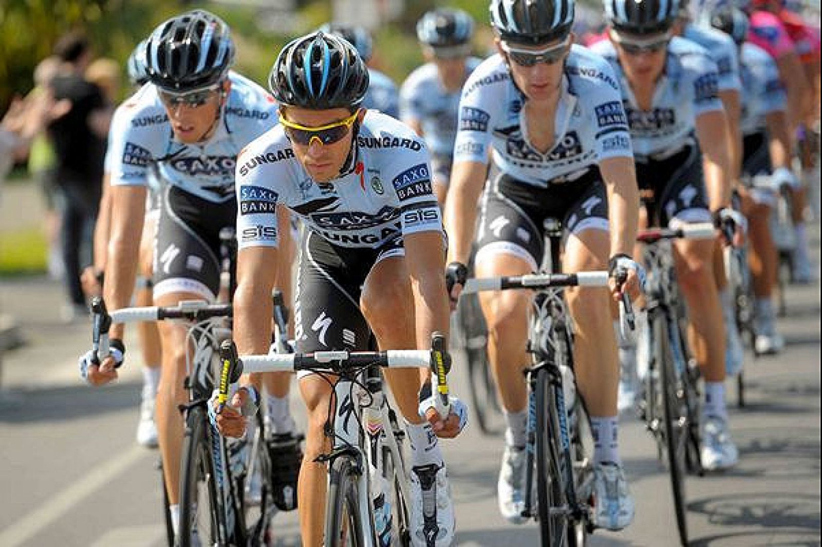 Imagen de archivo del equipo Saxo Bank con Alberto Contador a la cabeza.