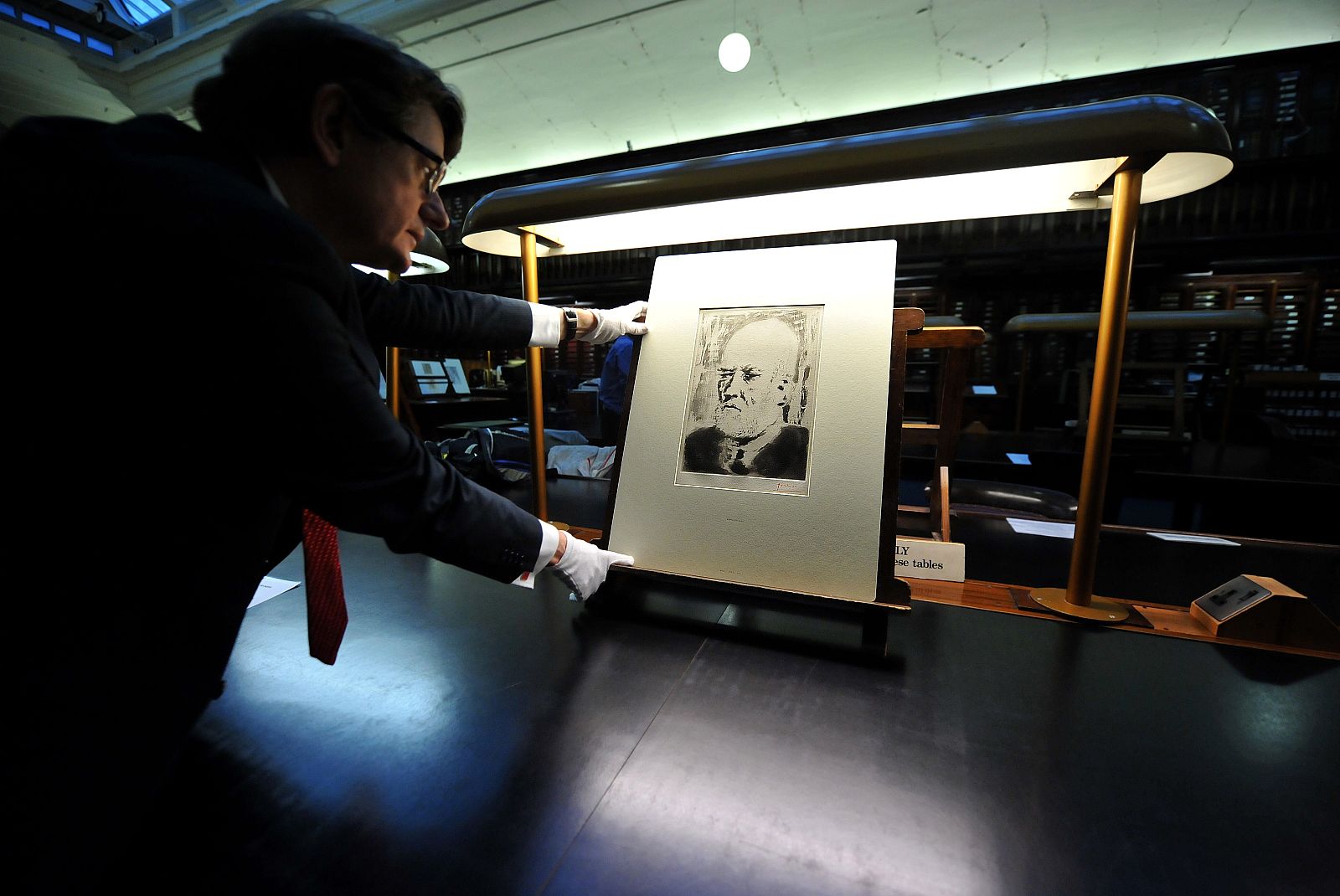 Un empleado del British Museum muestra este marte el grabado titulado "Retrato de Vollard", uno de los 100 grabado de la llamada Suite Vollard