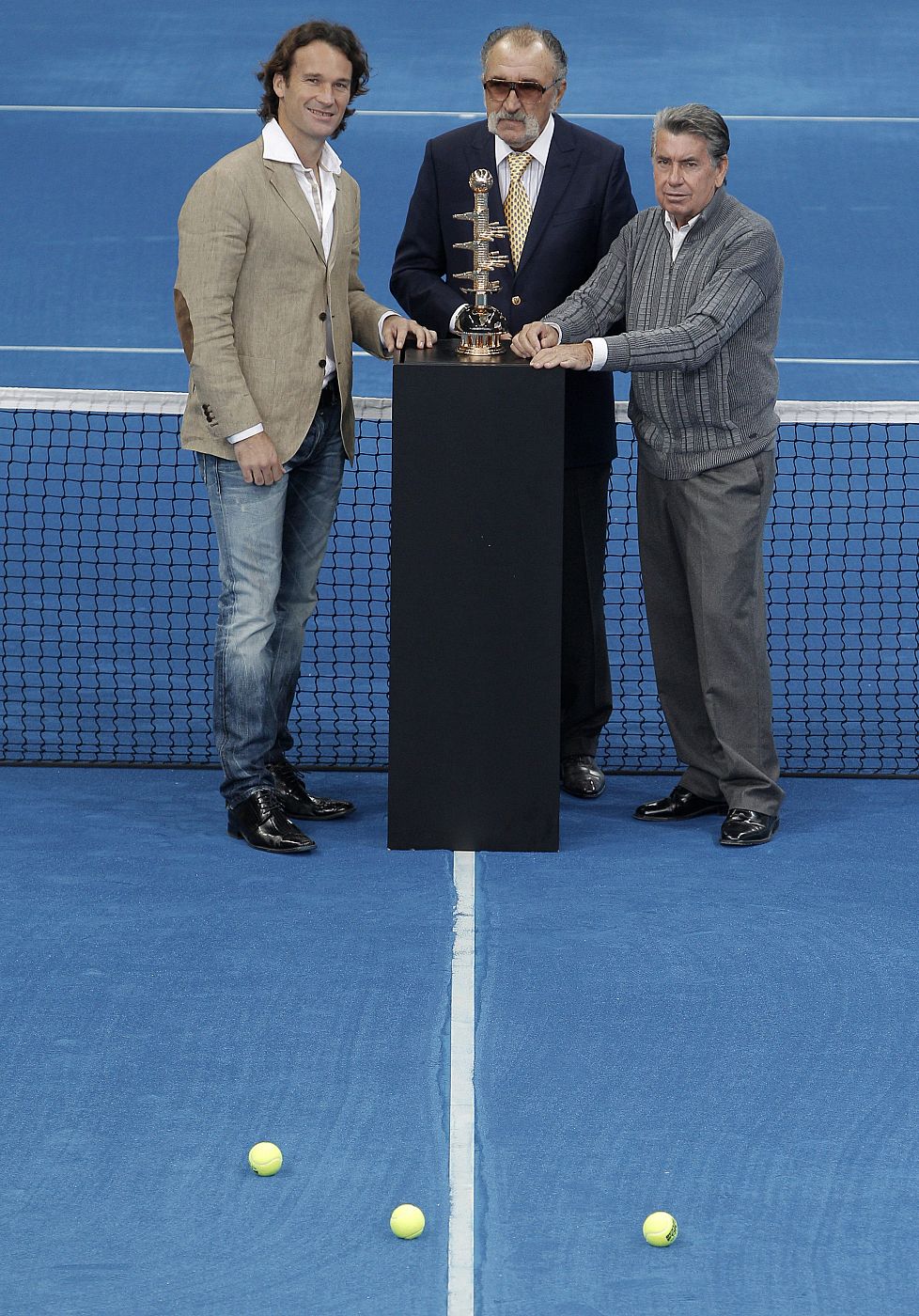 El extenista Manolo Santana junto a Carlos Moyá y el rumano Ion Tiriac en la presentación de la pista azul de tierra batida del Master de Madrid.