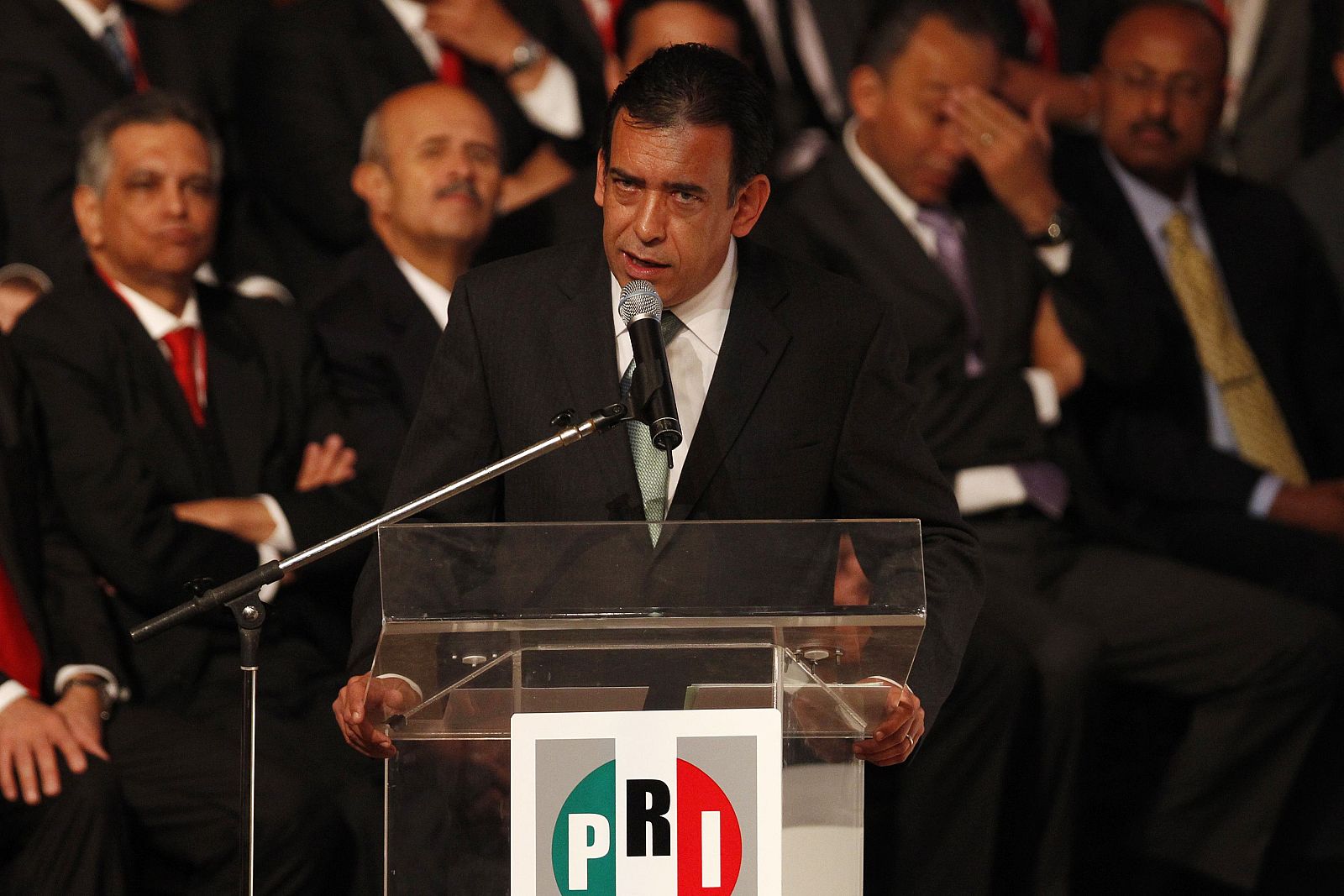 Humberto Moreira renuncia a la presidencia del PRI