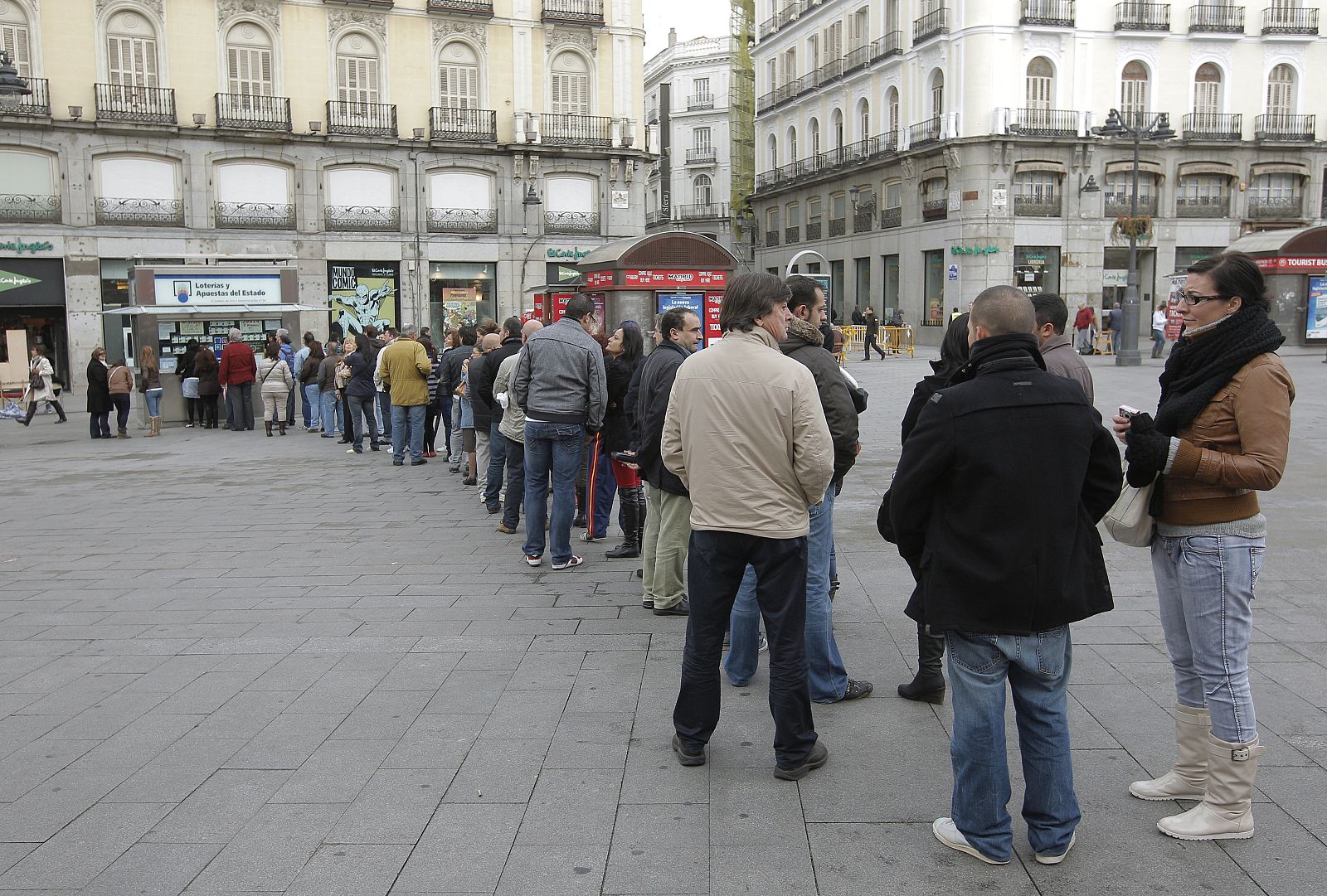COLAS PARA COMPRAR LOTERÍA DE NAVIDAD