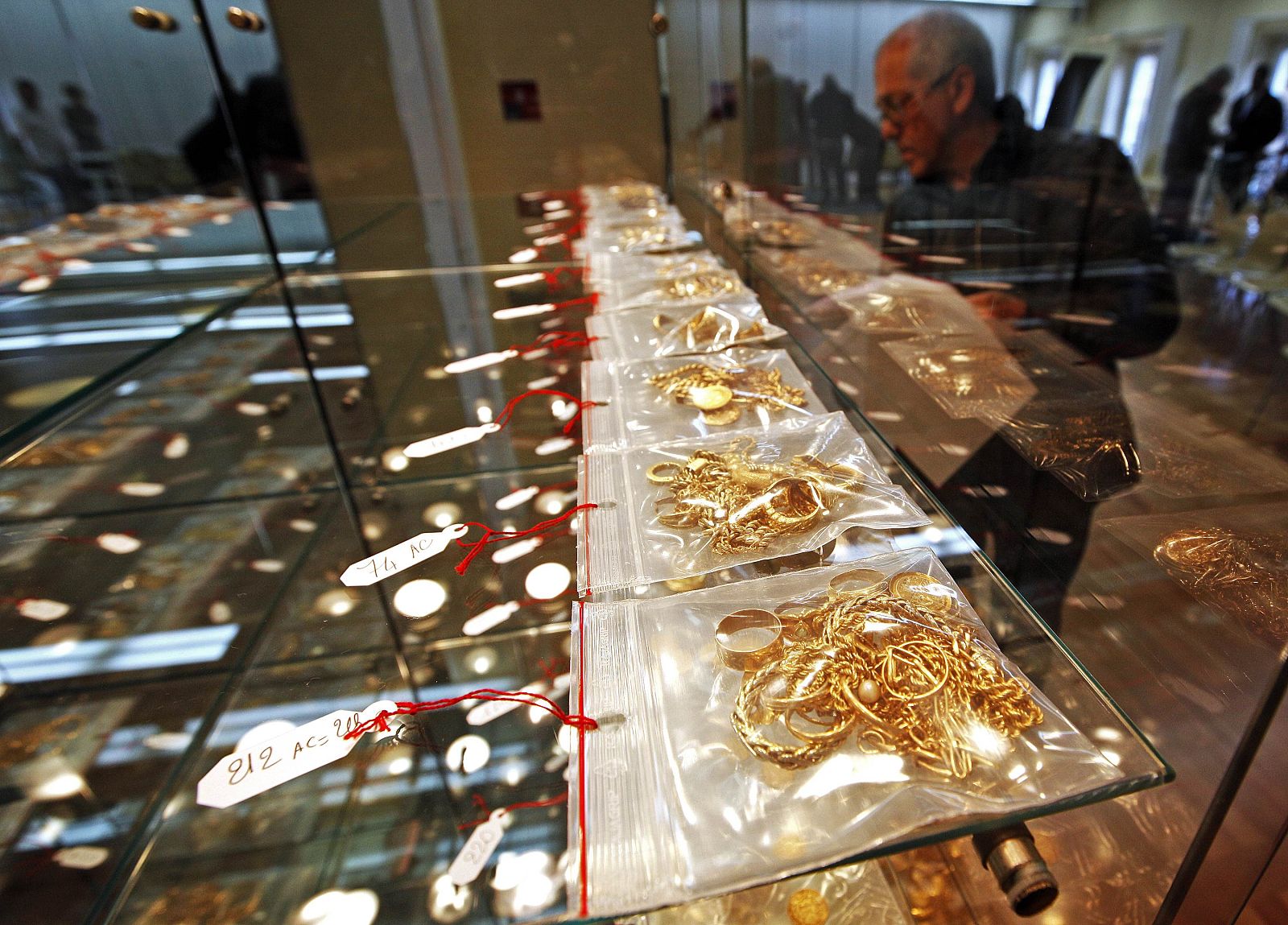 Una vitrina llena de joyas