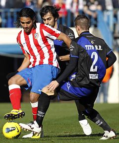 El Atlético gana al Rayo Vallecano (3-1), pero no convence